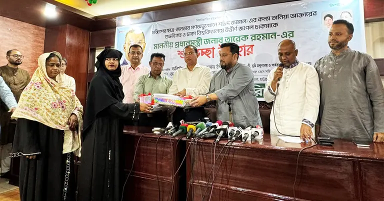 প্রধানমন্ত্রীর শুভেচ্ছা উপহার তুলে দেয়ার মুহূর্ত